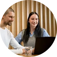 Mann und Frau mit Laptop